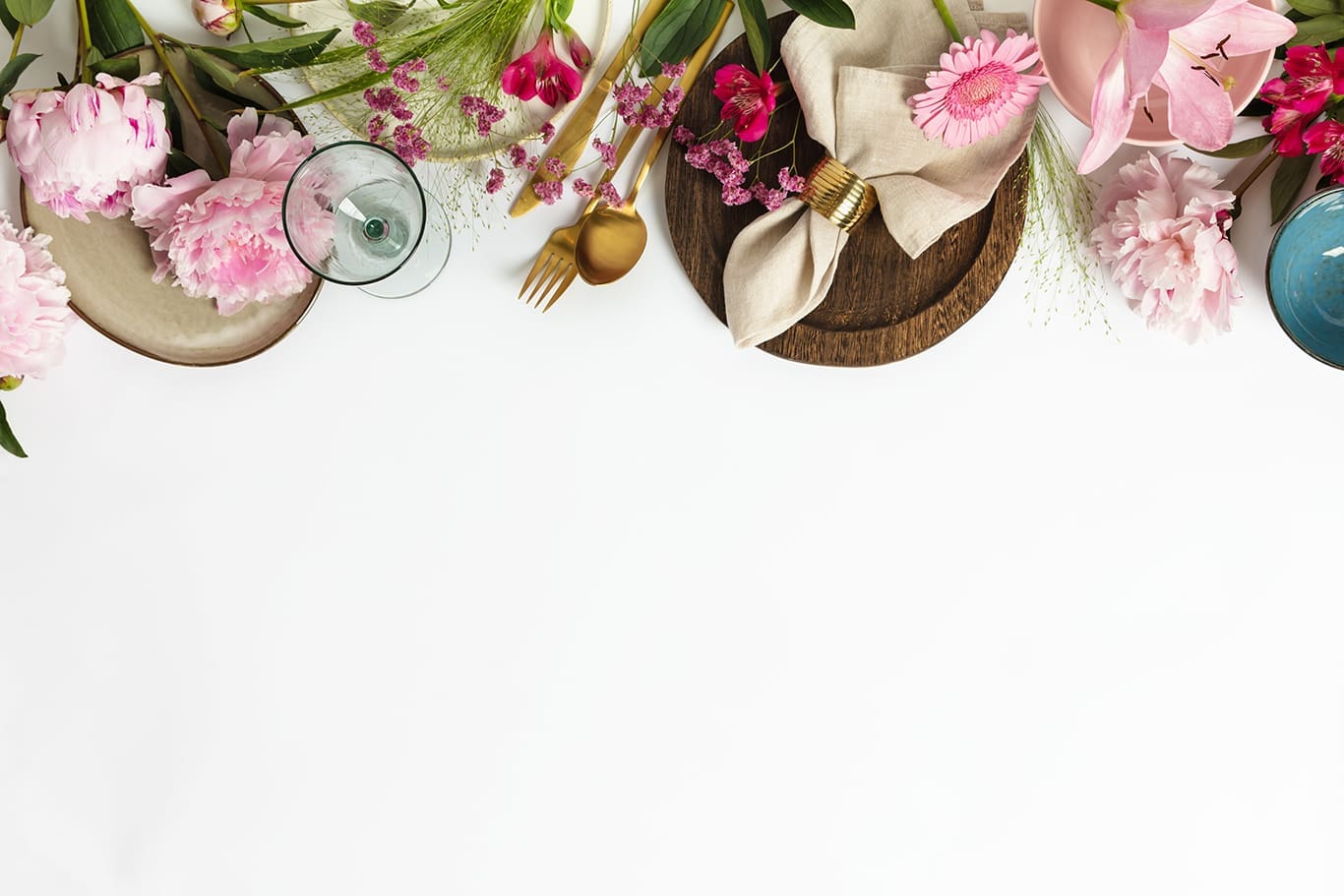 Spring table setting concept - beautiful pink flowers, trendy cr